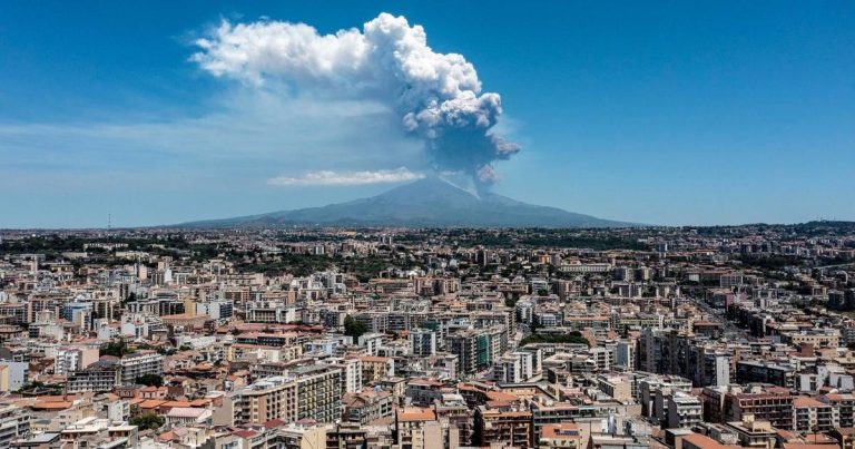 Large eruption on Italy’s Mount Etna leaves vacationers fleeing volcano | Life-style
