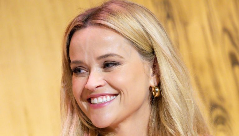 Reese Witherspoon’s easy seashore day is really easy and stylish