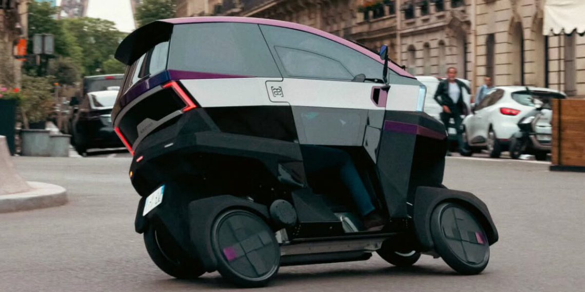 The inclined electrical bike of the motion has 4 bent wheels