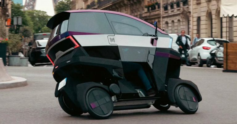 The inclined electrical bike of the motion has 4 bent wheels