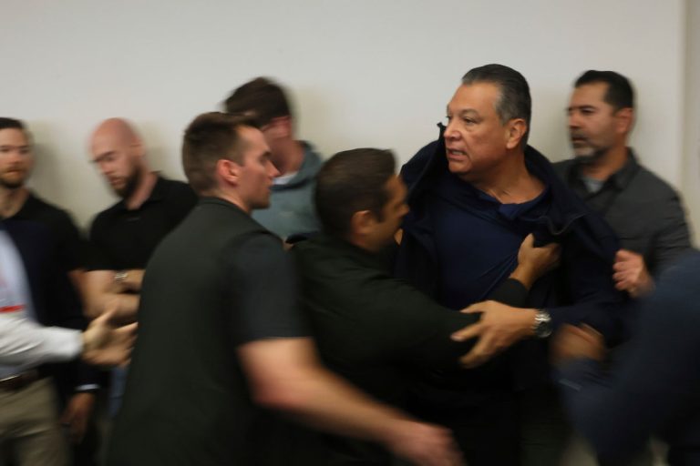 La -Proteste Stay: California Senator Alex Padilla pulled out of the press convention after confronting Kristi Noem