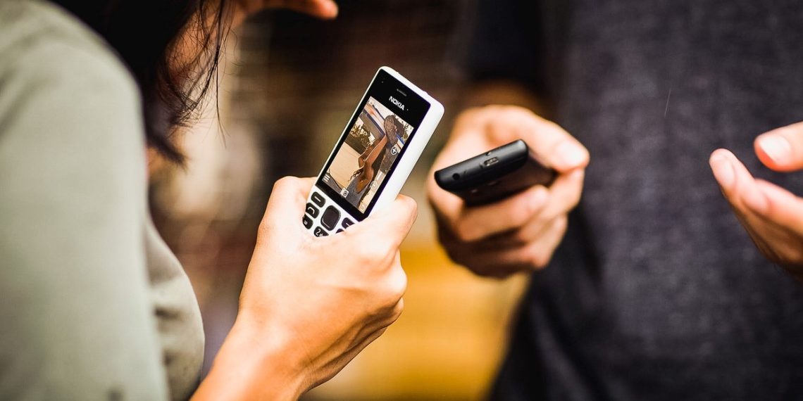 What’s behind the surprising increase of outdated cellphones, with out functions or tactile display