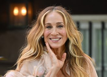 Sarah Jessica Parker’s breezy white shirt is a summer time staple