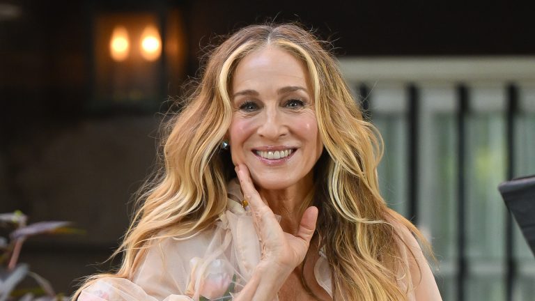 Sarah Jessica Parker’s breezy white shirt is a summer time staple