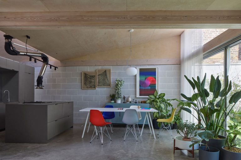 A home stuffed with greenery stuffed with sunshine within the coronary heart of East London