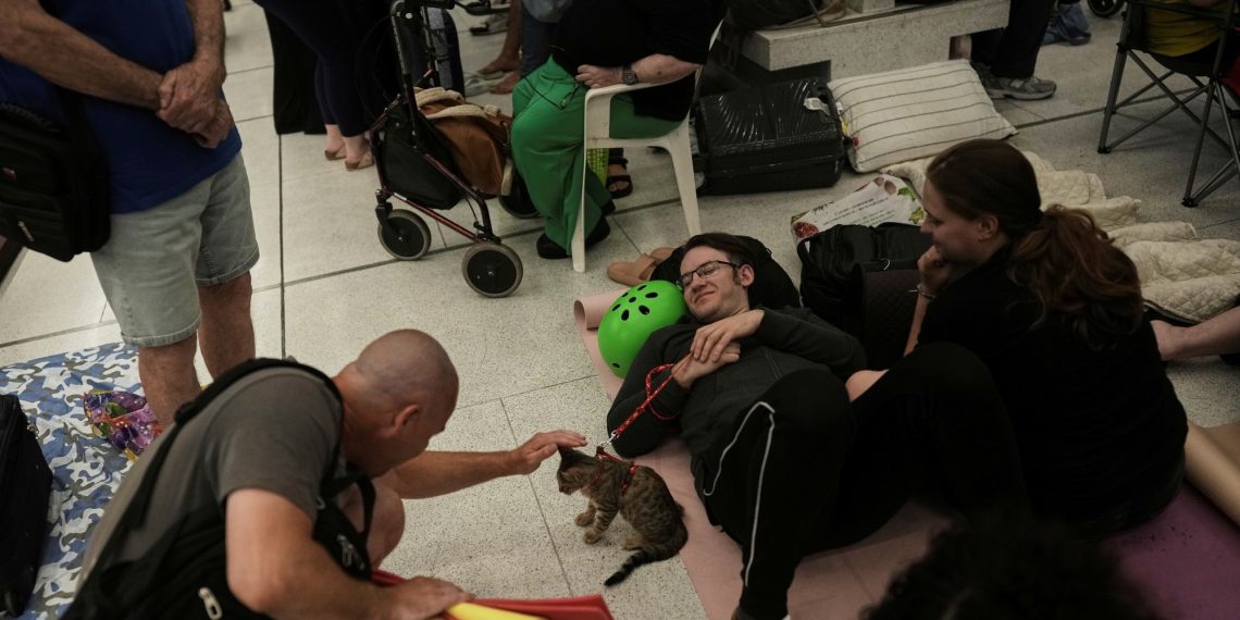 The US begin a plan to evacuate their residents in Israel with plane and ships