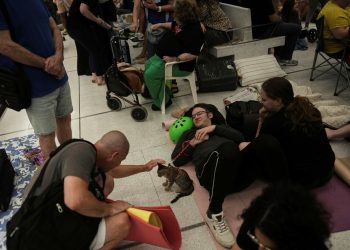 The US begin a plan to evacuate their residents in Israel with plane and ships