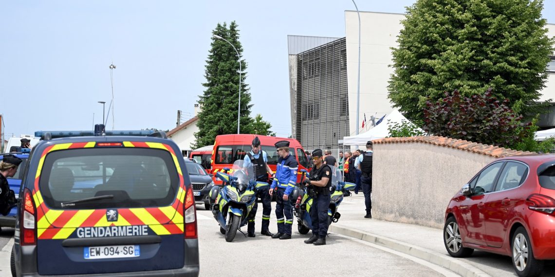 A 15 -year -old scholar kills a faculty assistant throughout a backpack