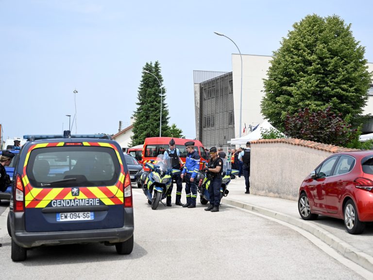 A 15 -year -old scholar kills a faculty assistant throughout a backpack
