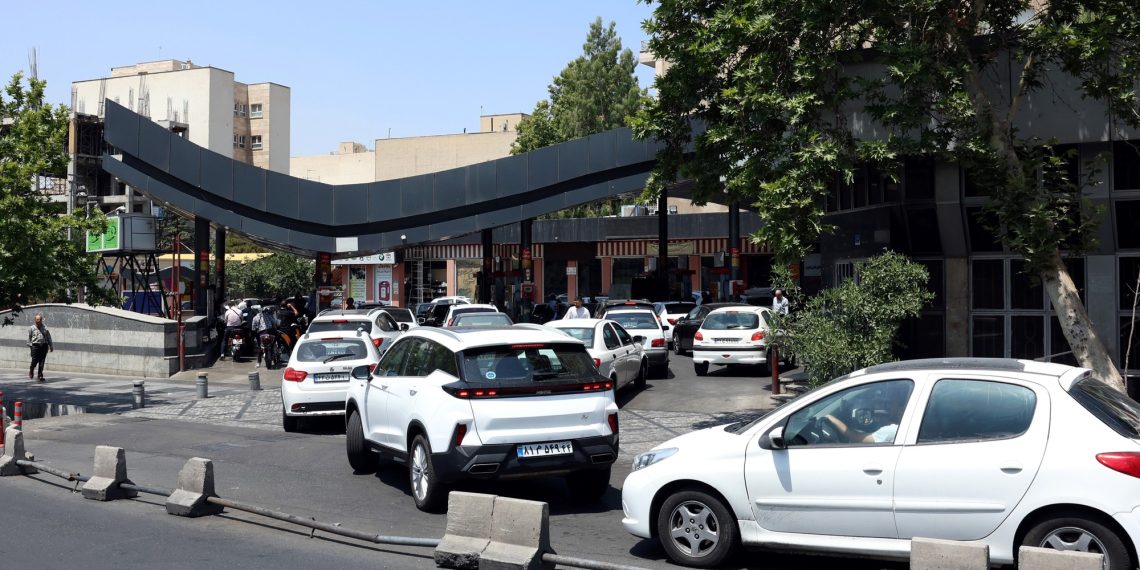 Tehran’s residents attempt to flee from the capital and create gigantic bottles on the streets