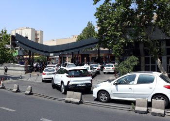 Tehran’s residents attempt to flee from the capital and create gigantic bottles on the streets