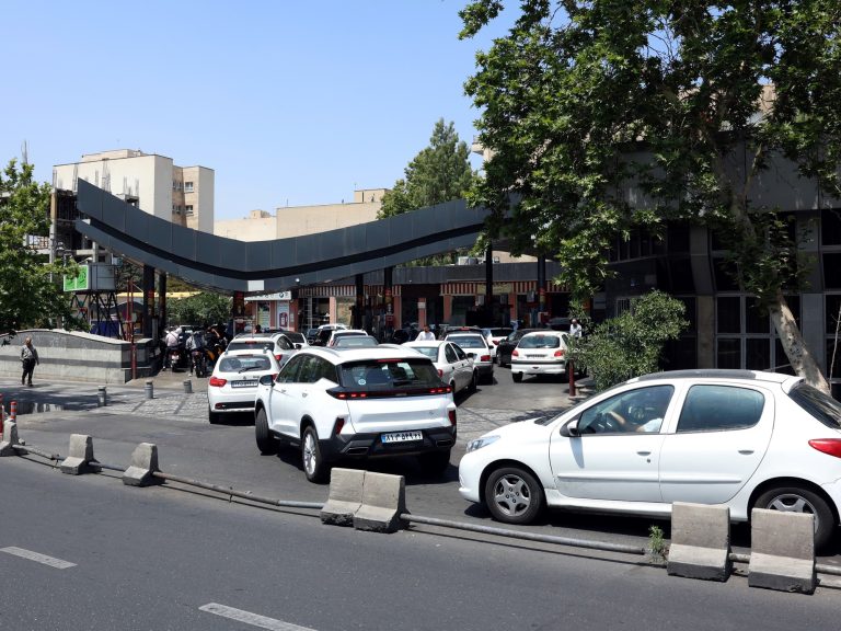 Tehran’s residents attempt to flee from the capital and create gigantic bottles on the streets