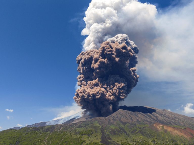 He threw an enormous cloud of grace, rocks and gases and had a most alarm in Sicily