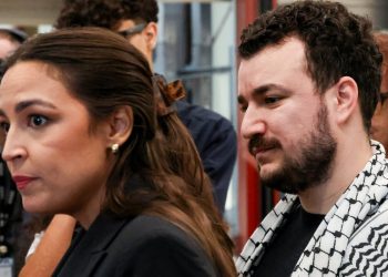 AOC shoots Trump’s “unlawful” persecution of Mahmoud Khalil when she welcomes the Columbia scholar in NYC