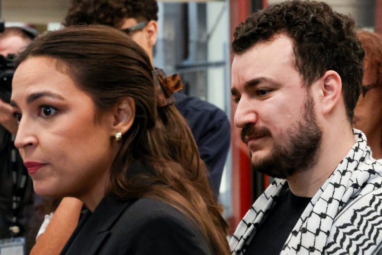 AOC shoots Trump’s “unlawful” persecution of Mahmoud Khalil when she welcomes the Columbia scholar in NYC