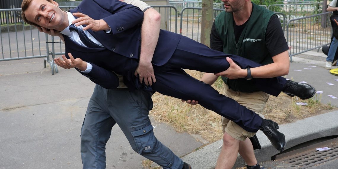 They steal the Macron wax statue of a museum to protest in entrance of the Russian embassy in Paris