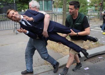 They steal the Macron wax statue of a museum to protest in entrance of the Russian embassy in Paris