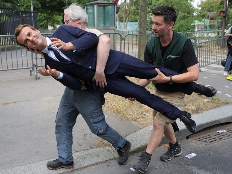 They steal the Macron wax statue of a museum to protest in entrance of the Russian embassy in Paris