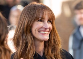 Questioning what to put on on the airplane? Julia Roberts affords the perfect airport outfit