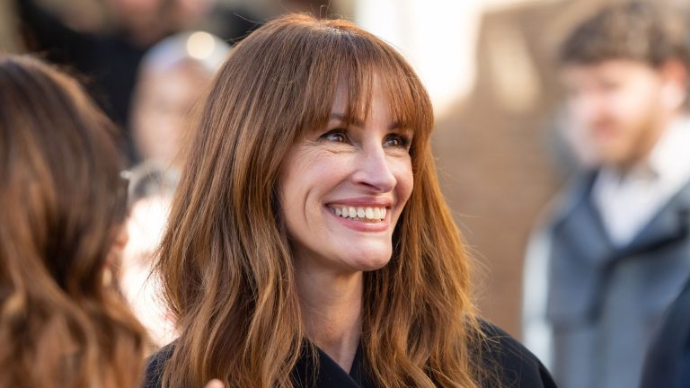 Questioning what to put on on the airplane? Julia Roberts affords the perfect airport outfit
