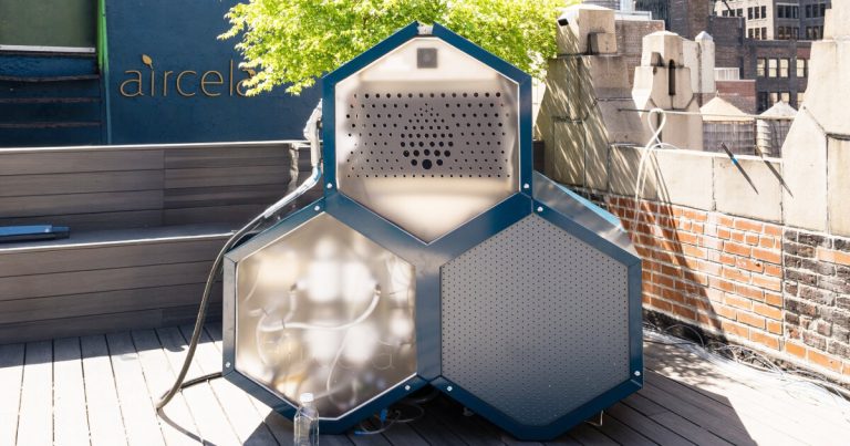 Aircela Machine turns air and water into ga