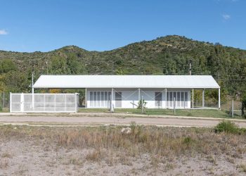 Estudio Bnaa’s open metal grid reinterprets the typology of the barn in Argentina