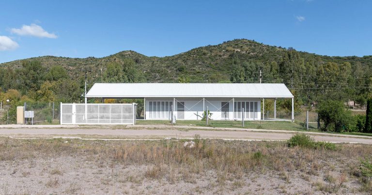 Estudio Bnaa’s open metal grid reinterprets the typology of the barn in Argentina