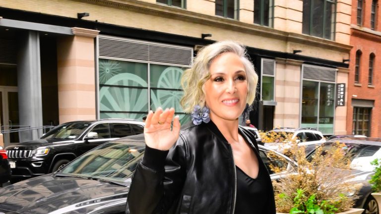Ricki Lake’s all black outfit is wearable in all weathers