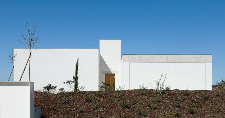 Helder da Rocha Architects reveals the panorama of Portugal in layers