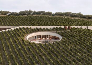 Fotis Zapantiotis cuts a circle to disclose to blame in Greece