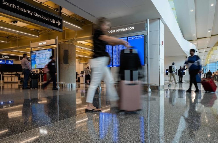 Solo flyers on US flights pays way more than these touring as a pair, report finds