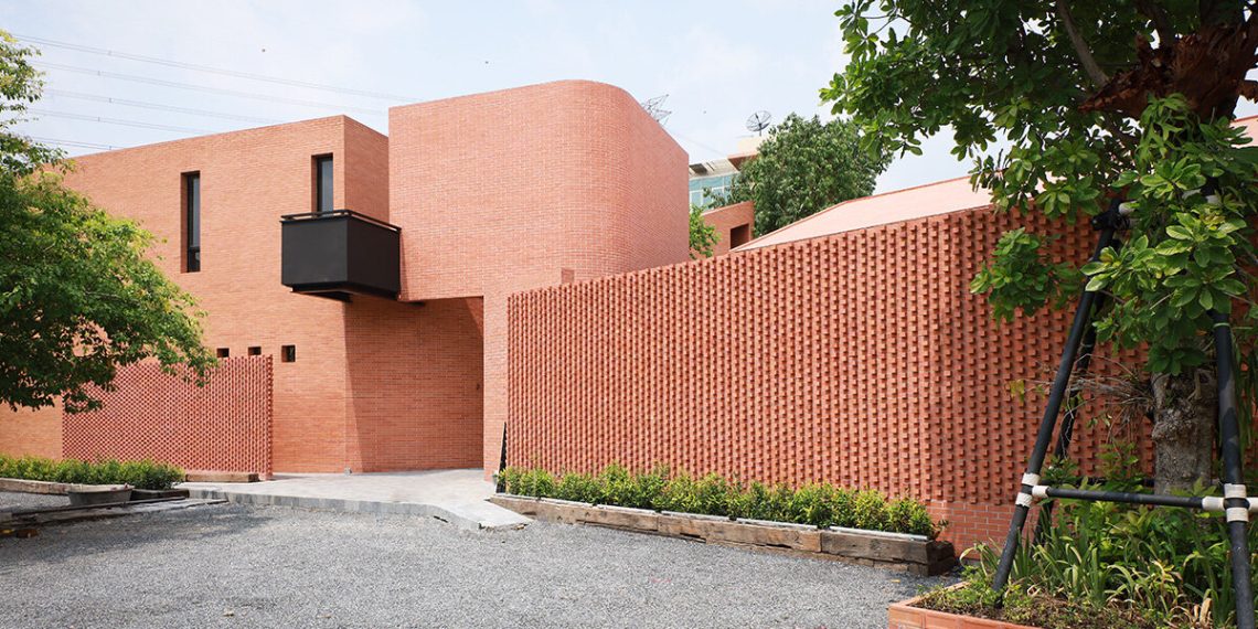 brick wall envelopes Matrix Studio’s Constructing quantity in Bangkok