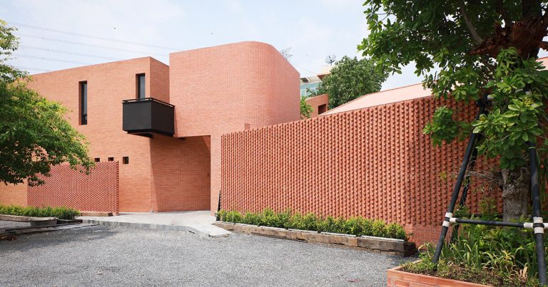 brick wall envelopes Matrix Studio’s Constructing quantity in Bangkok