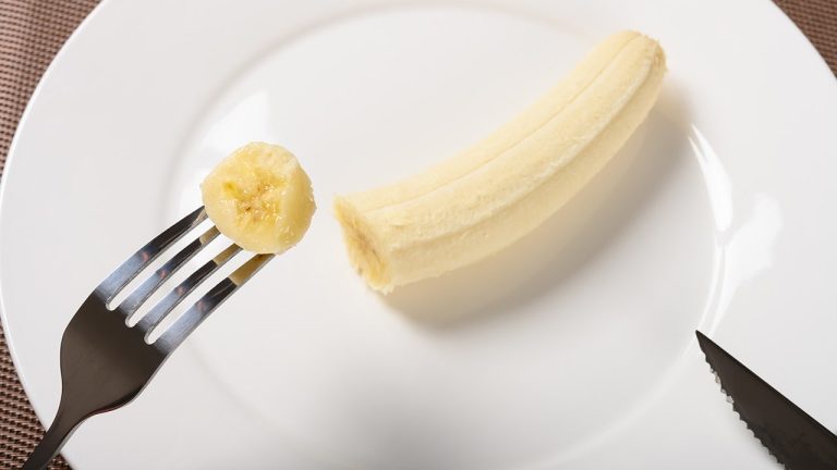 Etiquette skilled sparks debate with recommendation about correct solution to eat a banana