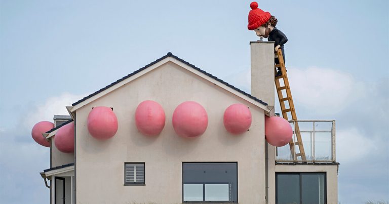 Frankey blows the large bubble passing via the home windows within the final sculpture on the roof