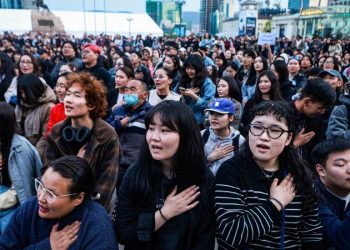 Like protests on the designer luggage threw Mongolia in political disaster