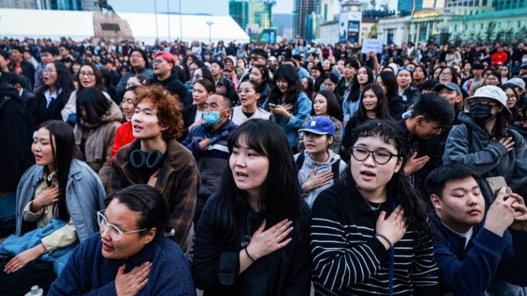 Like protests on the designer luggage threw Mongolia in political disaster