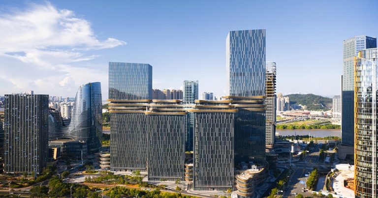 The golden bridge of Aedas joins its curls with its loop in China