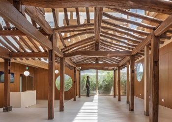 The inside of Hanok illuminated meets with a modular facade in renovating the seoul drawing works