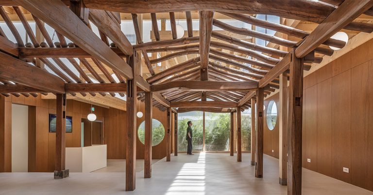 The inside of Hanok illuminated meets with a modular facade in renovating the seoul drawing works