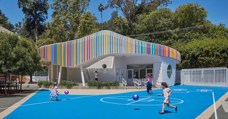 Louvers colourful is wrapped across the curved exterior of the elementary faculty in Los Angeles by Jfak