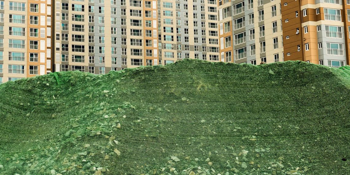 Manuel Alvarez Diestro reimagates city extension by means of cloth landscapes