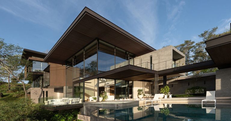 QBO3 architects incorporate the Enoki Home into the Tropical Forest in Costa Rica