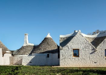 The Risarchitetra’s L -shaped extension completes the stone home in Italy