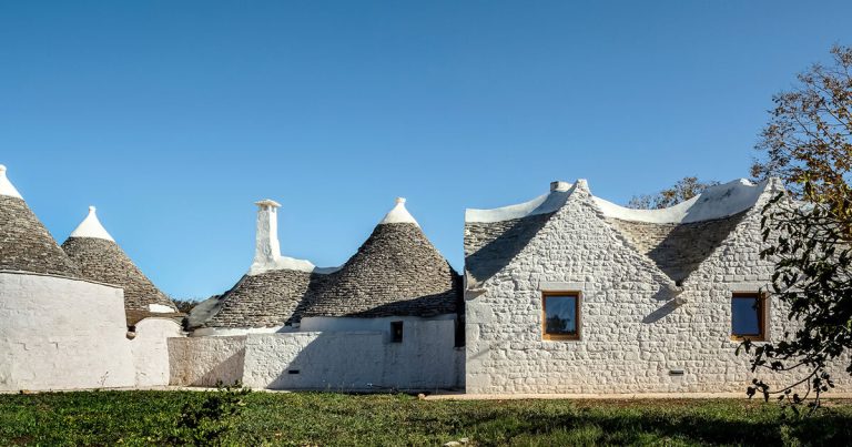 The Risarchitetra’s L -shaped extension completes the stone home in Italy