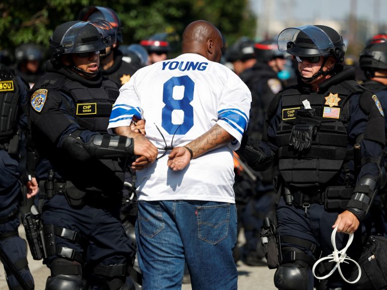 Beginning lock and arrests in Los Angeles, in the midst of the combat between Trump and the governor