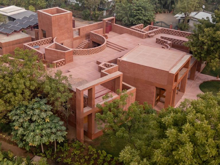Studio Sangath designs a dream home from terracotta and recycled bricks in India – Colossal