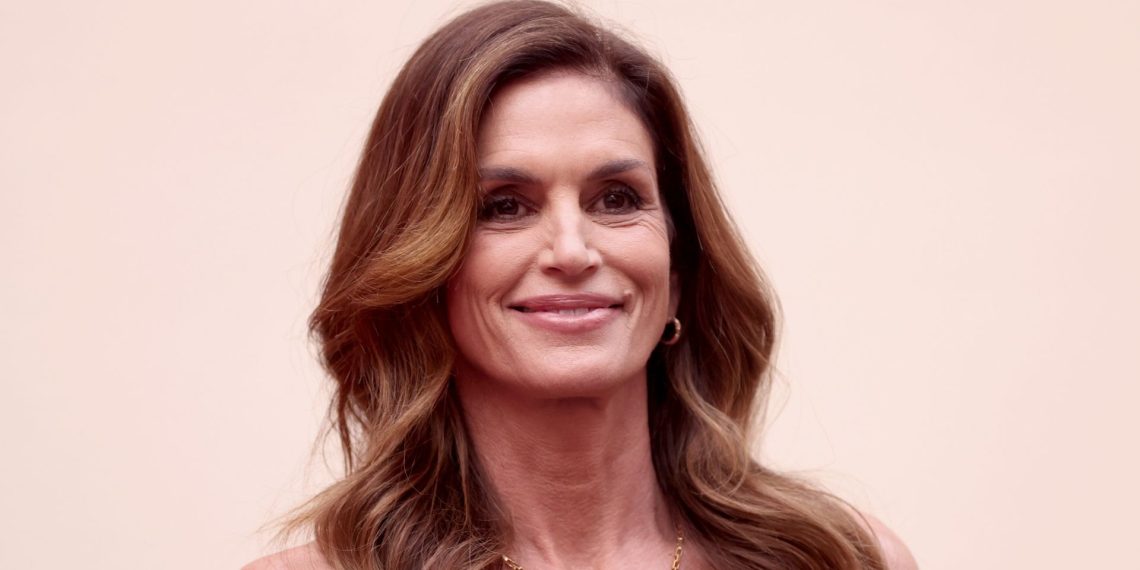 Cindy Crawford simply styled the boho-blouse development completely