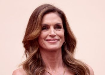 Cindy Crawford simply styled the boho-blouse development completely
