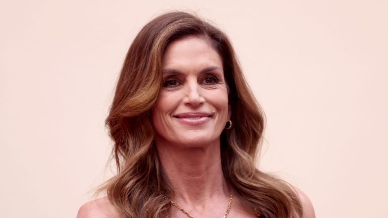 Cindy Crawford simply styled the boho-blouse development completely